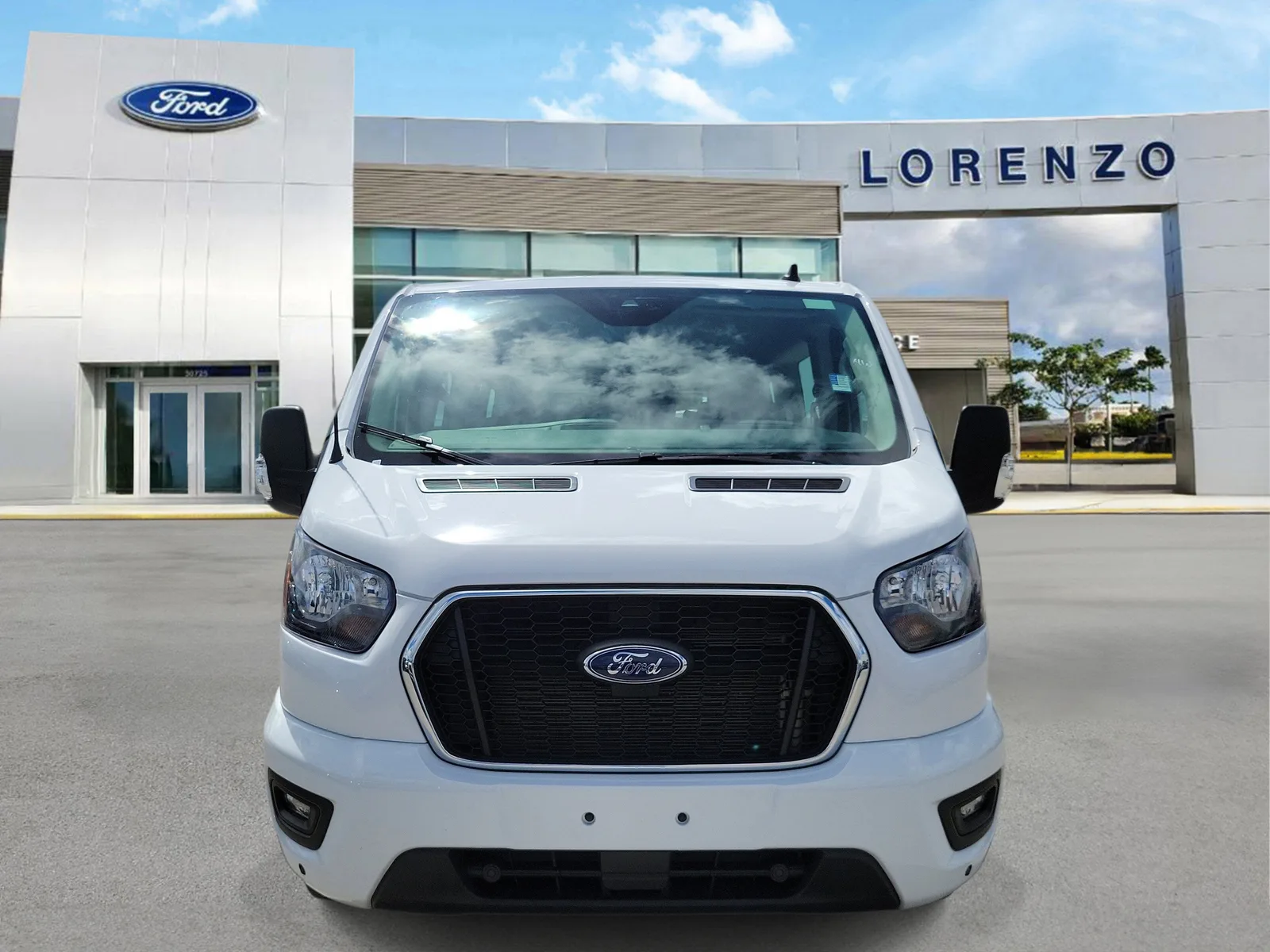 2025 Ford Transit Passenger Wagon XLT photo 2