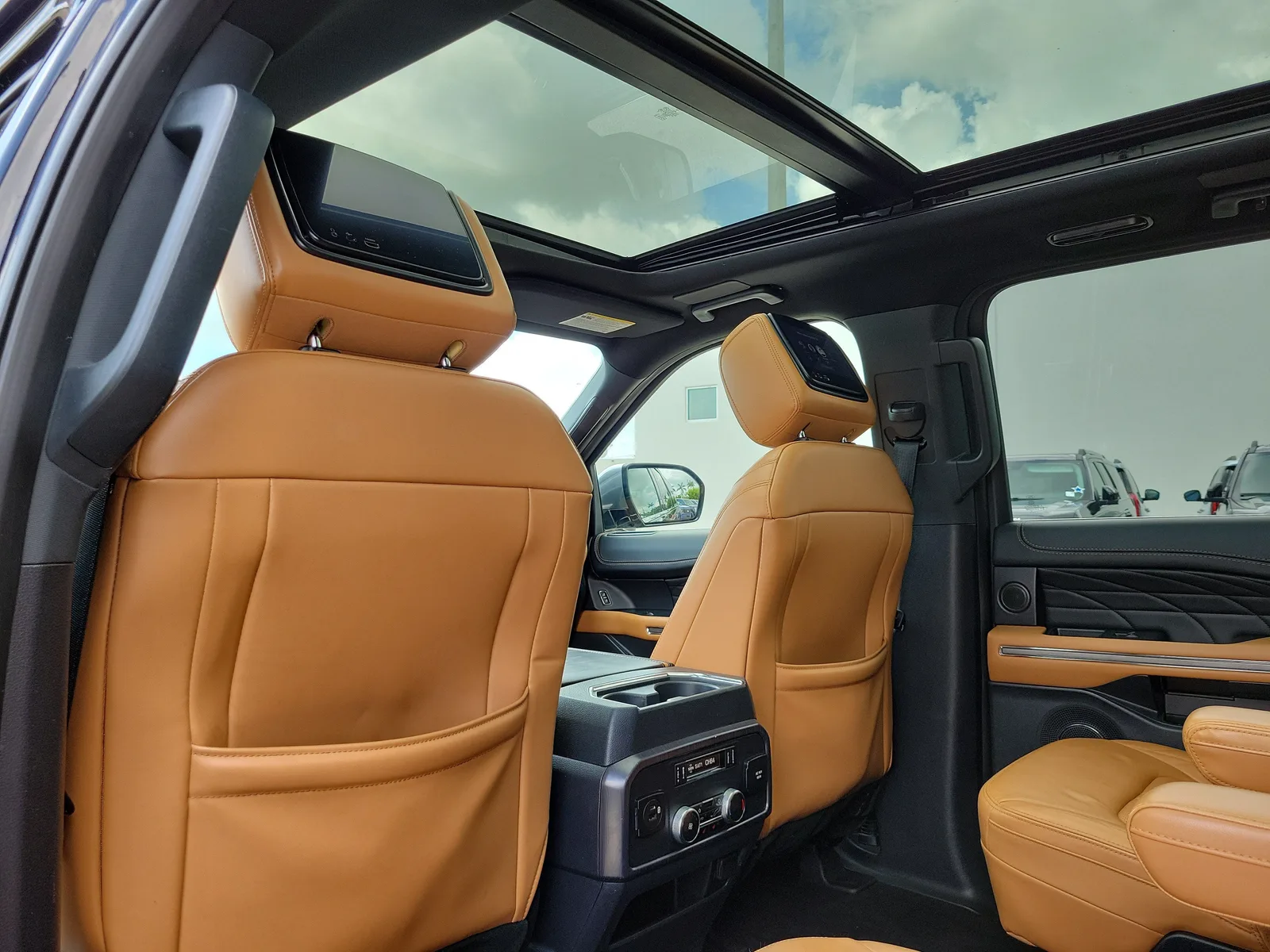 2023 Ford Expedition Max Platinum photo 19