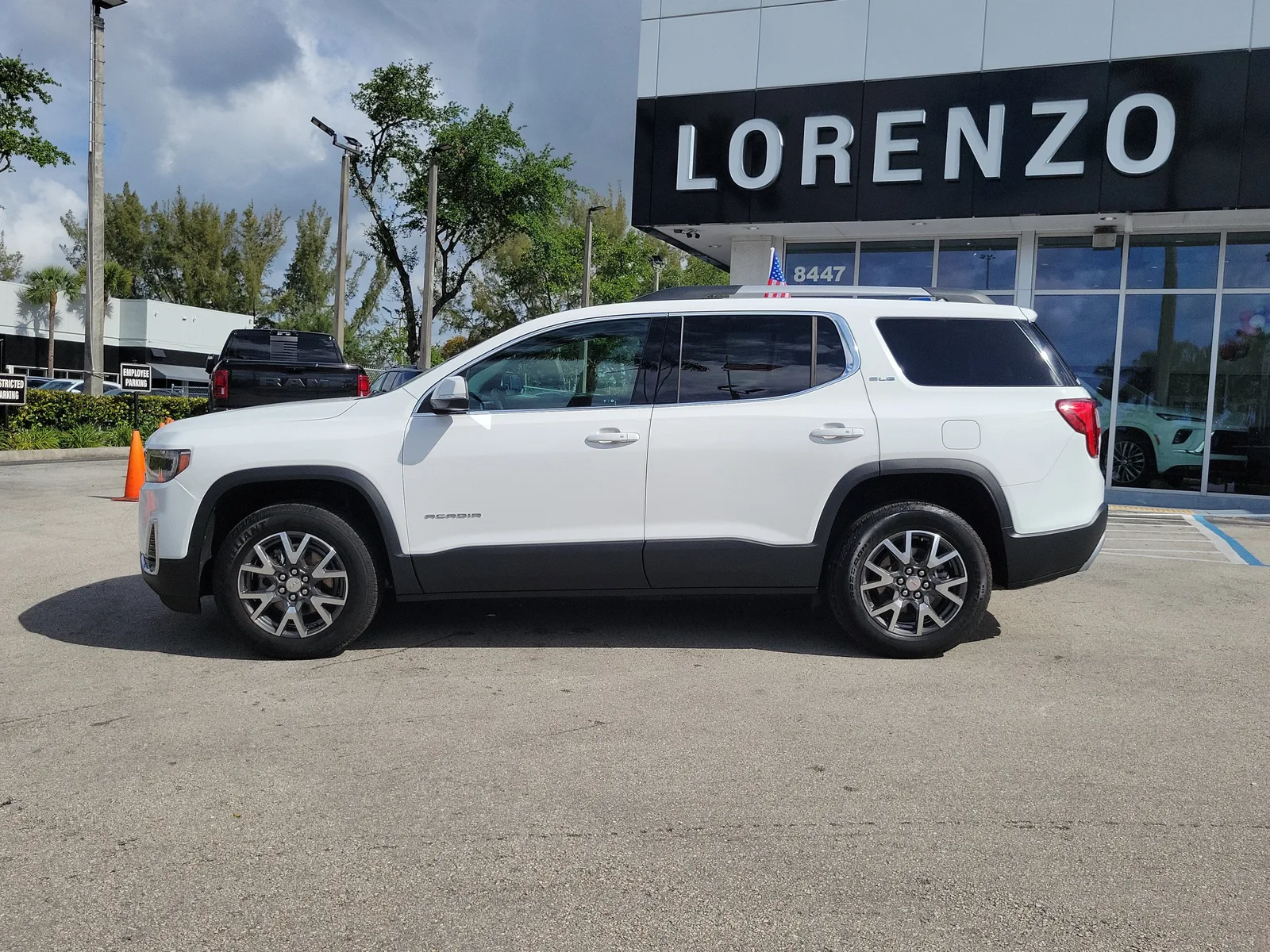 2023 GMC Acadia SLE photo 8