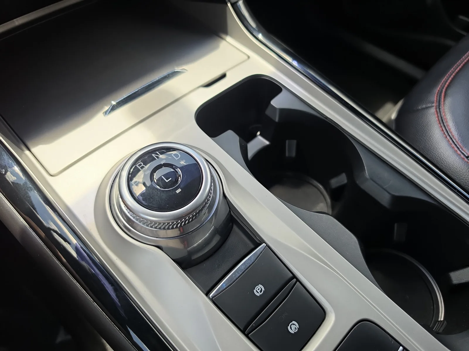 2022 Ford Explorer ST-Line photo 19
