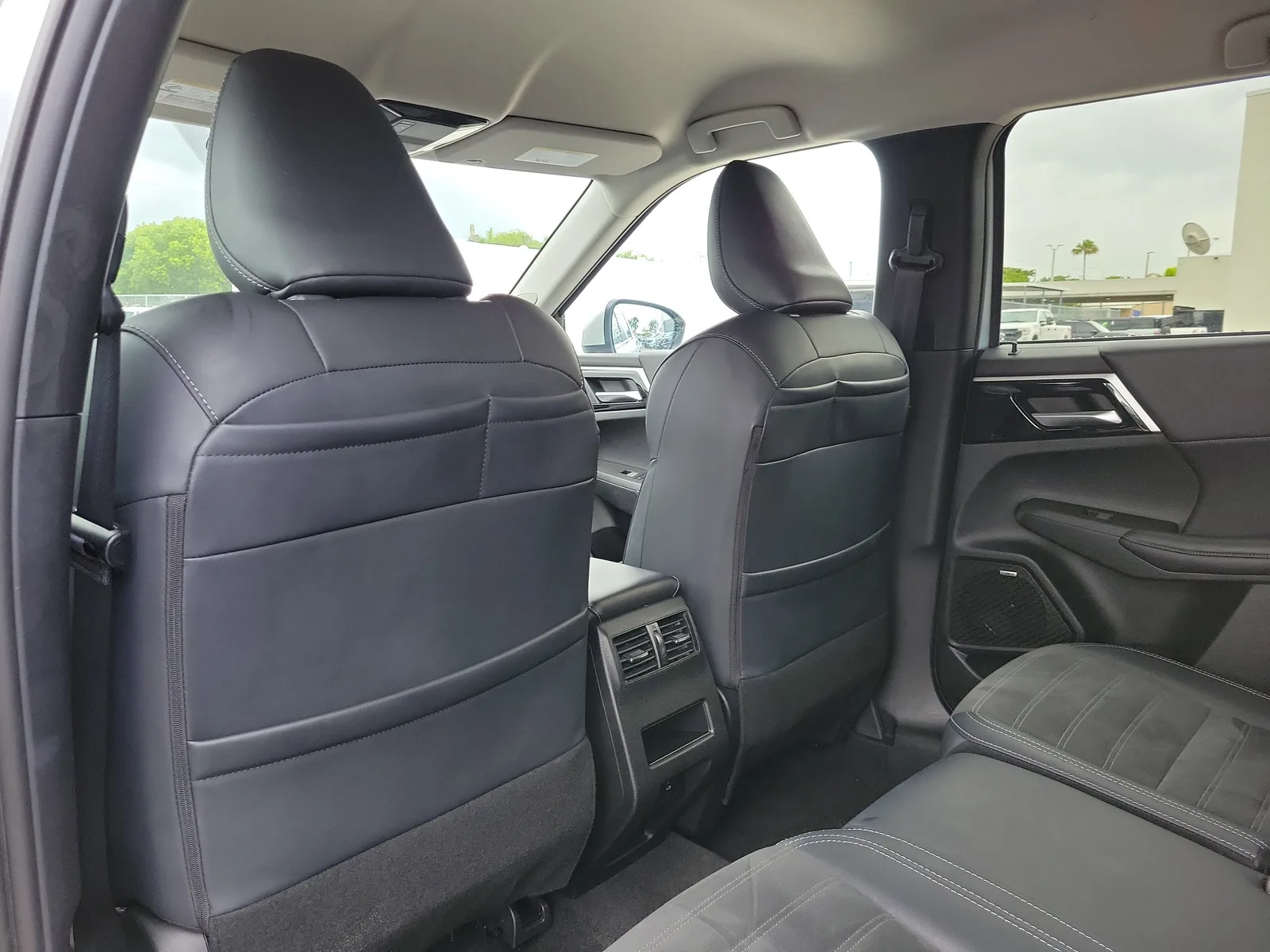 2025 Mitsubishi Outlander SE photo 14