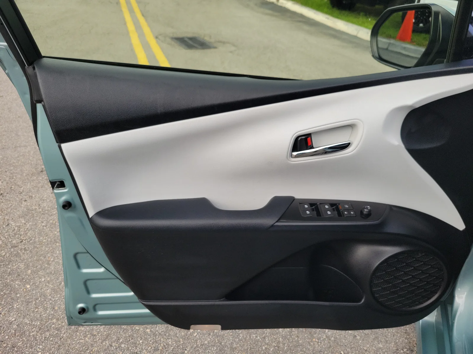 2016 Toyota Prius Two photo 22