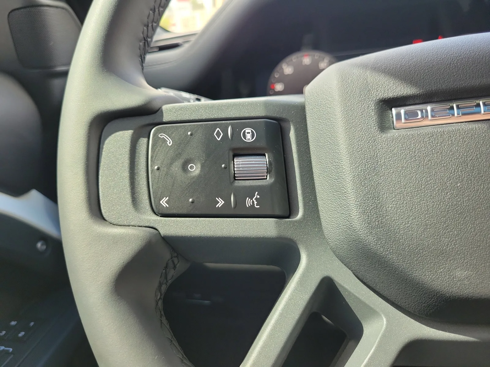2025 Land Rover Defender S photo 21