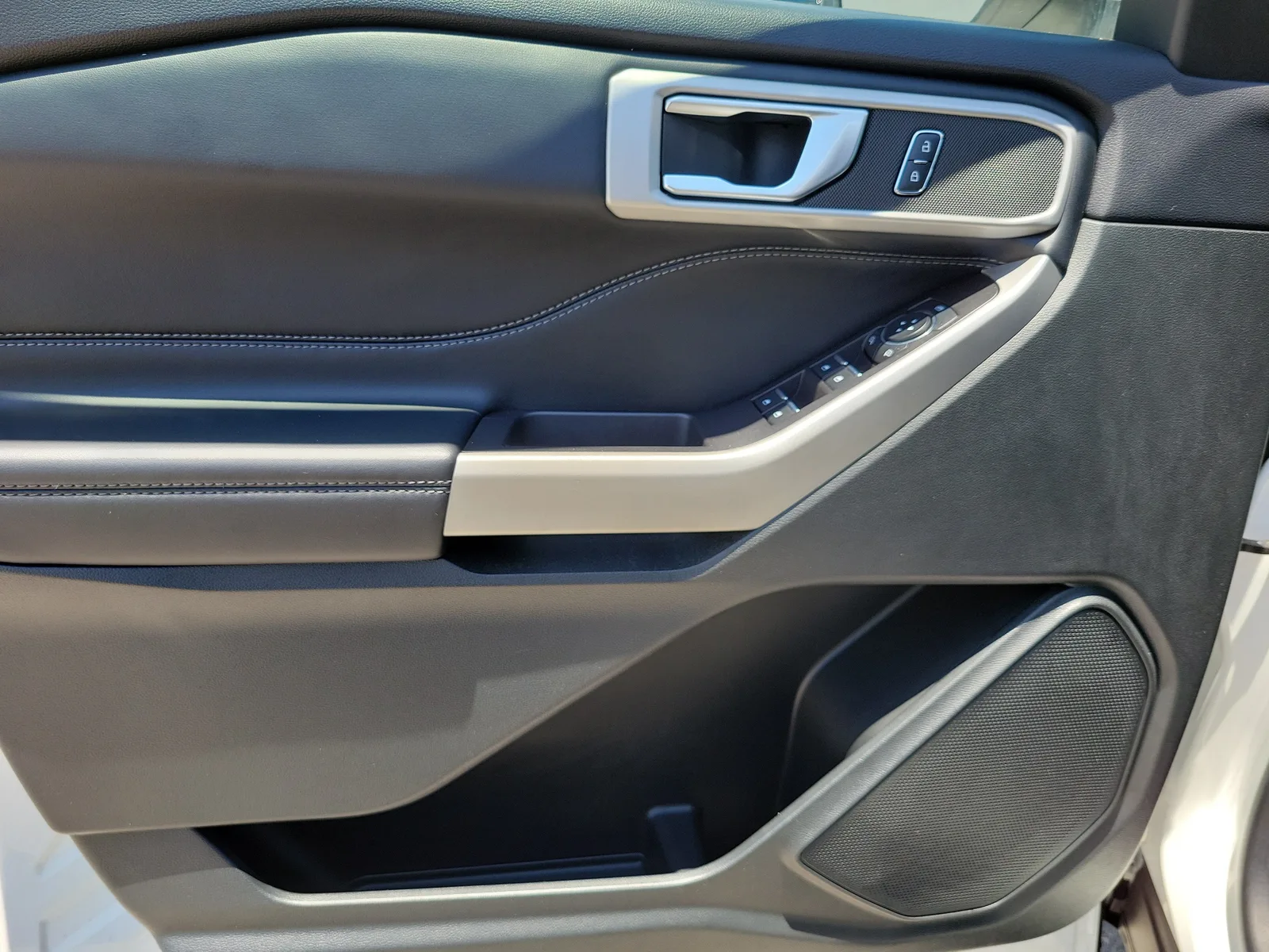 2023 Ford Explorer XLT photo 28
