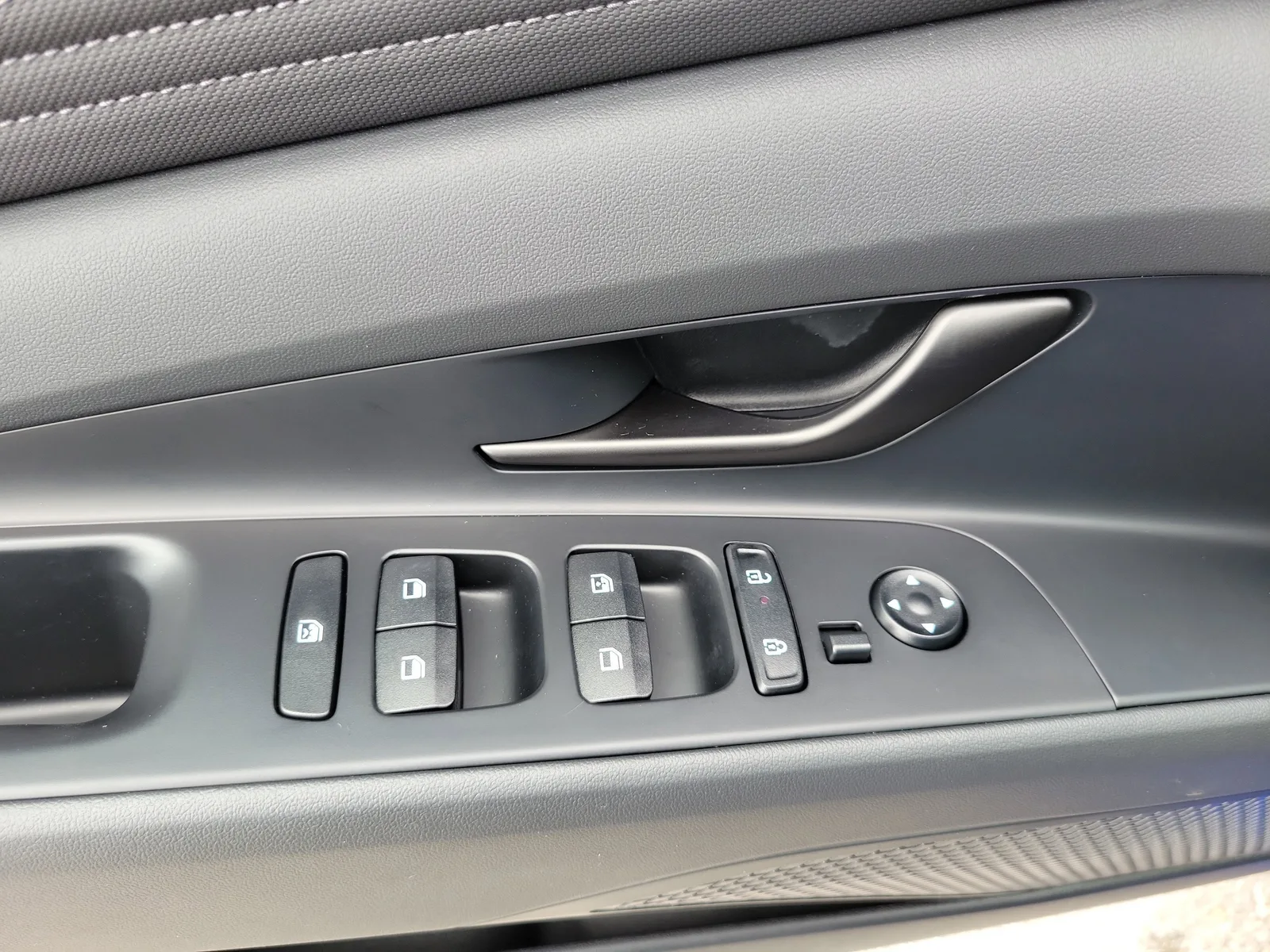 2025 Hyundai Elantra SEL Sport photo 22