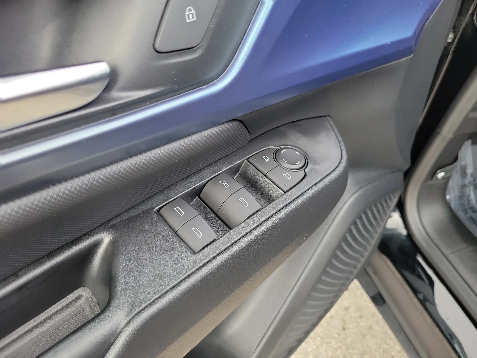 2024 Chevrolet Equinox EV 2LT photo 24