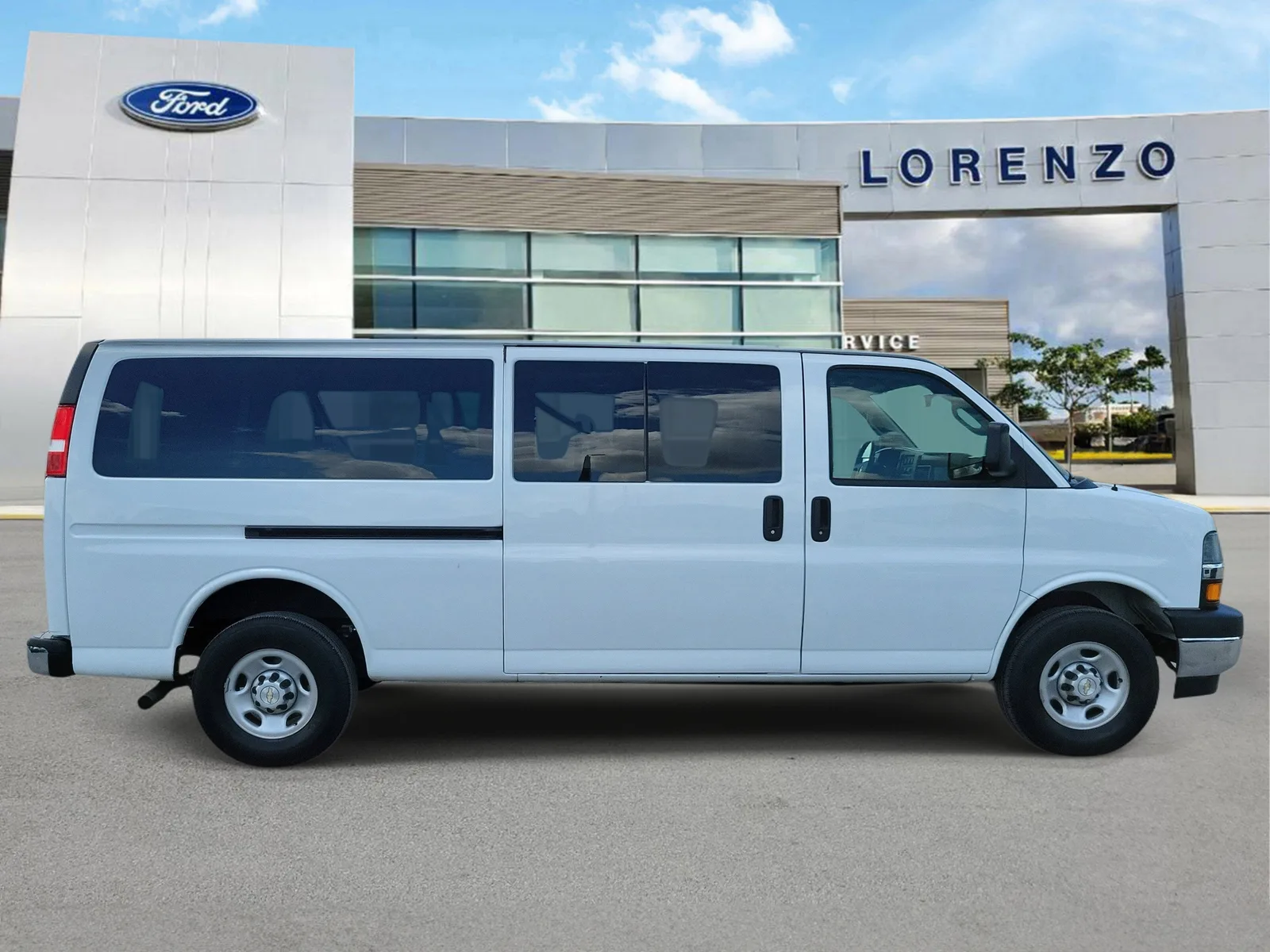 2023 Chevrolet Express Passenger LT photo 4