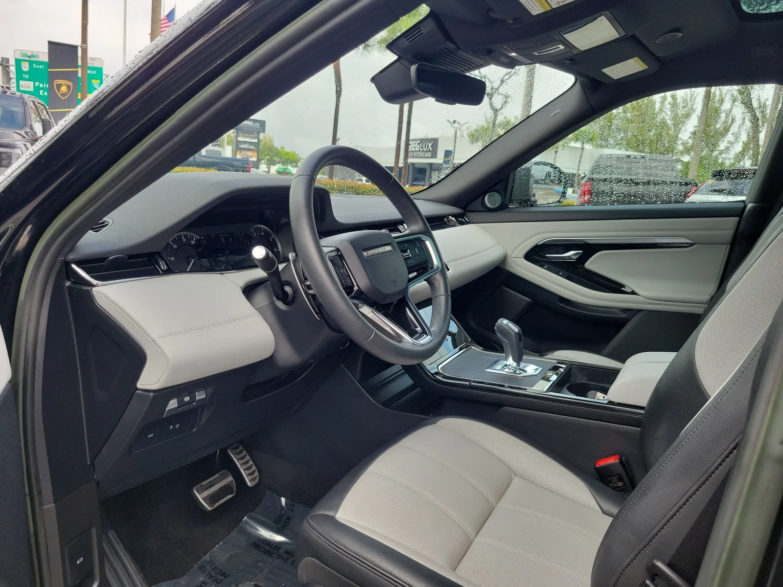 2023 Land Rover Range Rover Evoque R-Dynamic SE photo 9