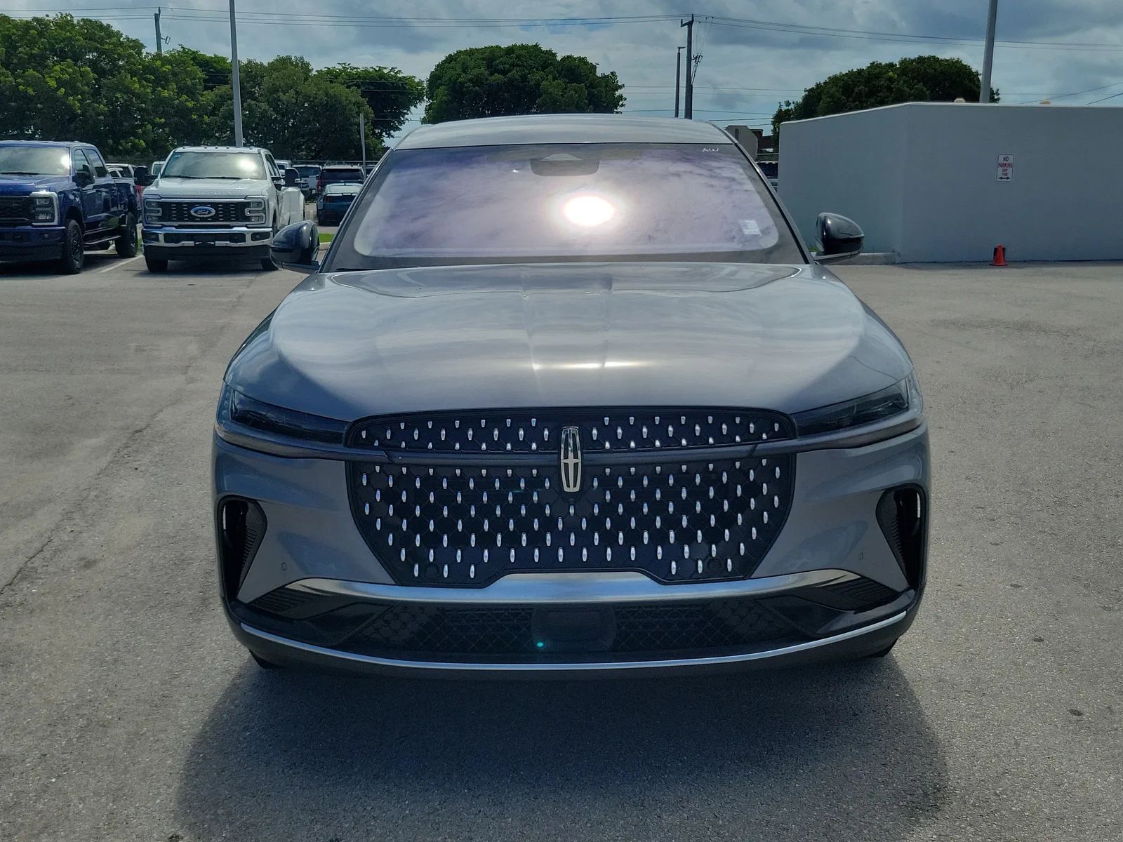 2024 Lincoln Nautilus Premiere 4WD photo 2