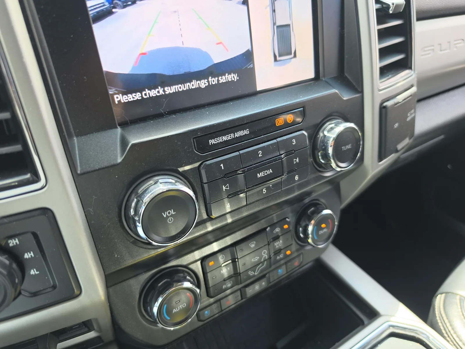 2020 Ford Super Duty F-350 DRW LARIAT 4WD Diesel photo 18