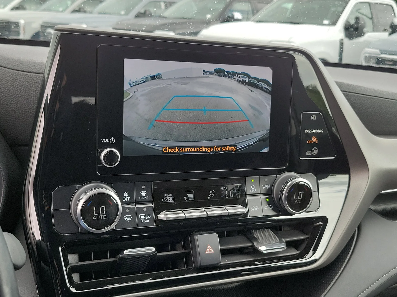 2023 Toyota Highlander LE photo 10