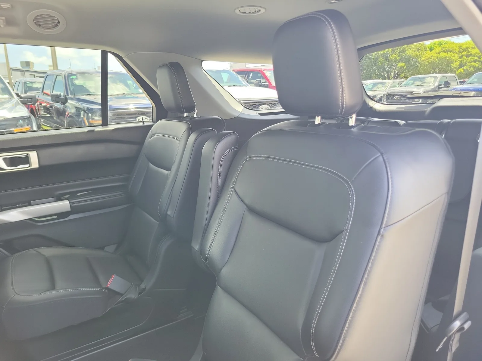 2023 Ford Explorer XLT photo 13