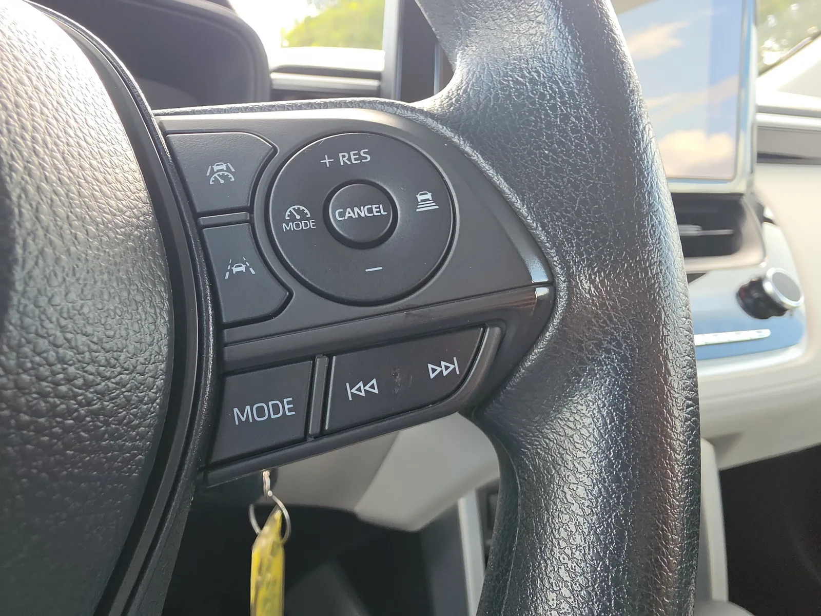 2025 Toyota Corolla Cross L photo 24