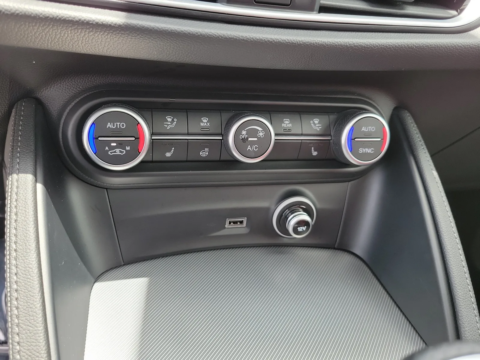 2022 Alfa Romeo Stelvio Veloce 4WD photo 25