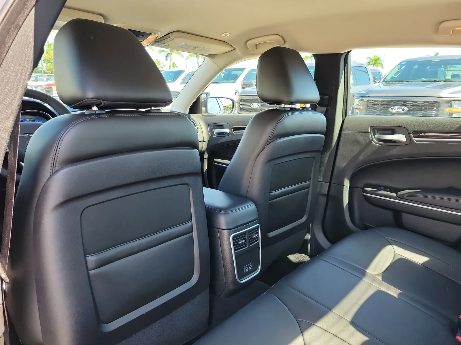 2023 Chrysler 300 Touring L photo 18
