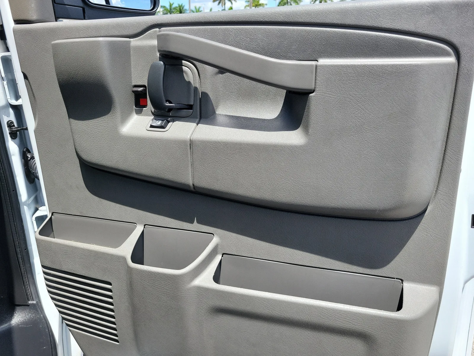 2023 Chevrolet Express Passenger LT photo 23