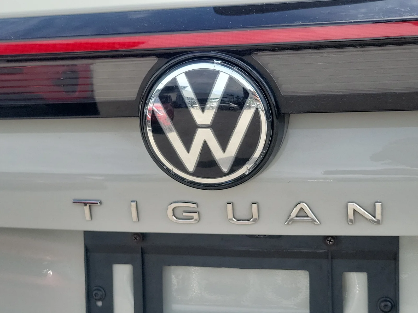 2025 Volkswagen Tiguan SEL R-Line photo 32