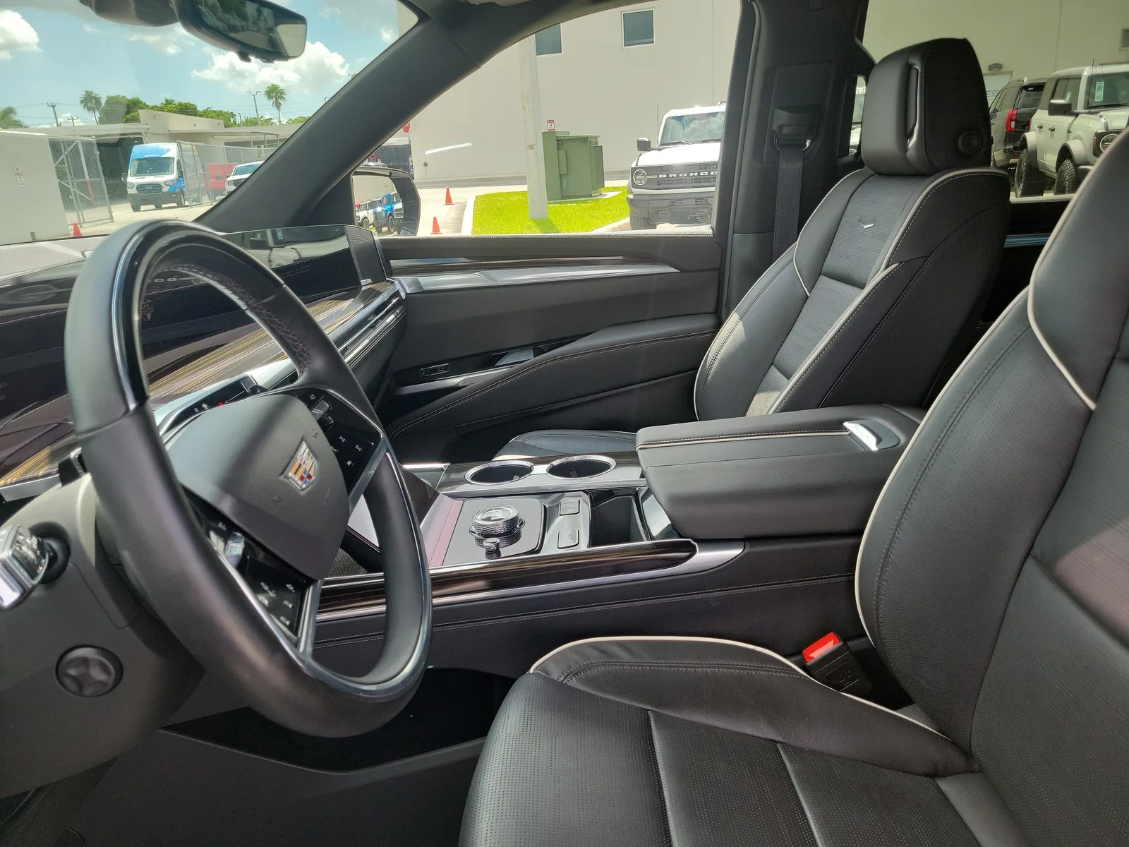 2025 Cadillac Escalade 4WD Premium Luxury photo 12