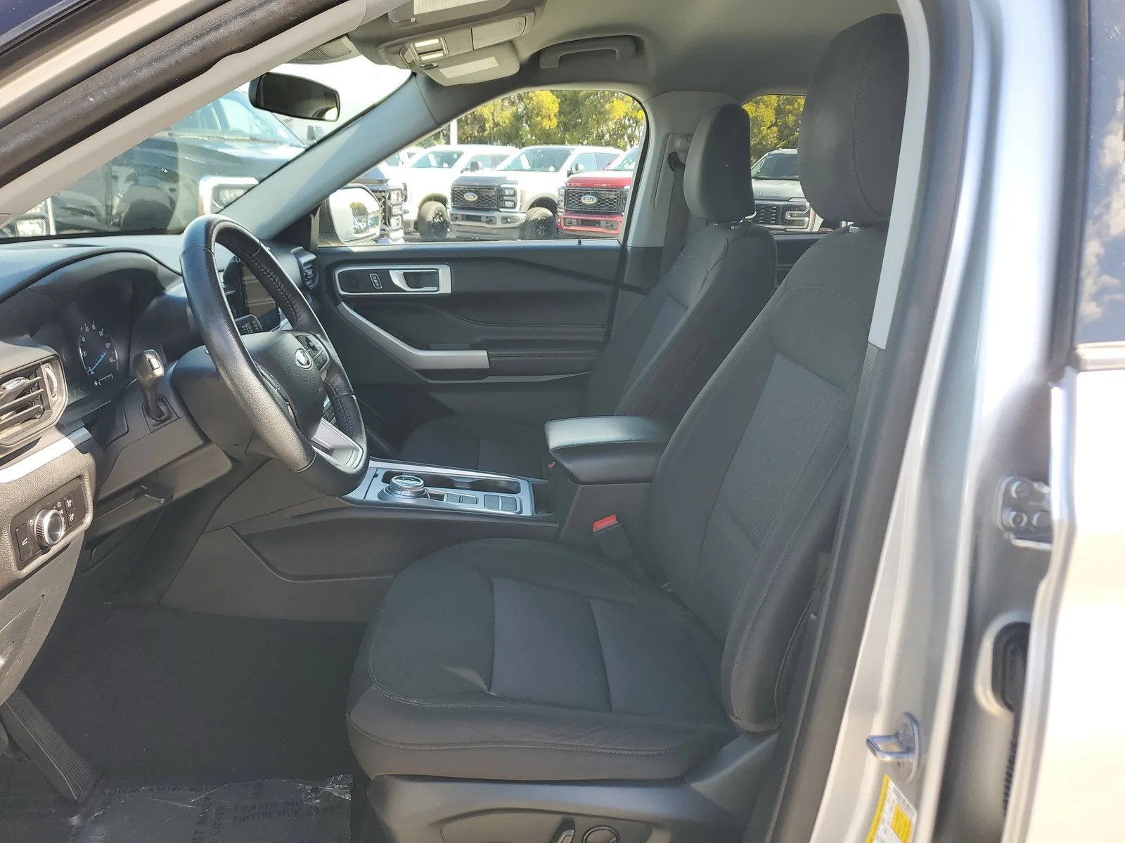 2023 Ford Explorer XLT photo 9
