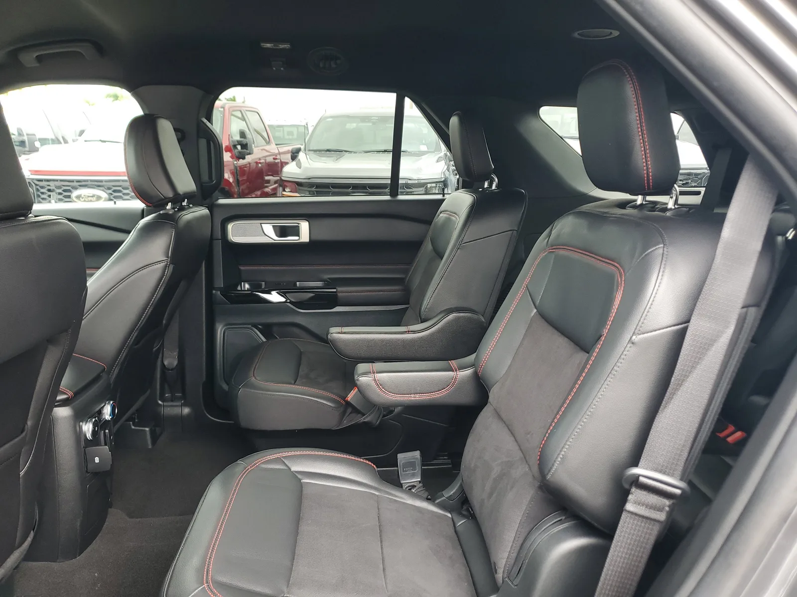 2023 Ford Explorer ST-Line photo 13