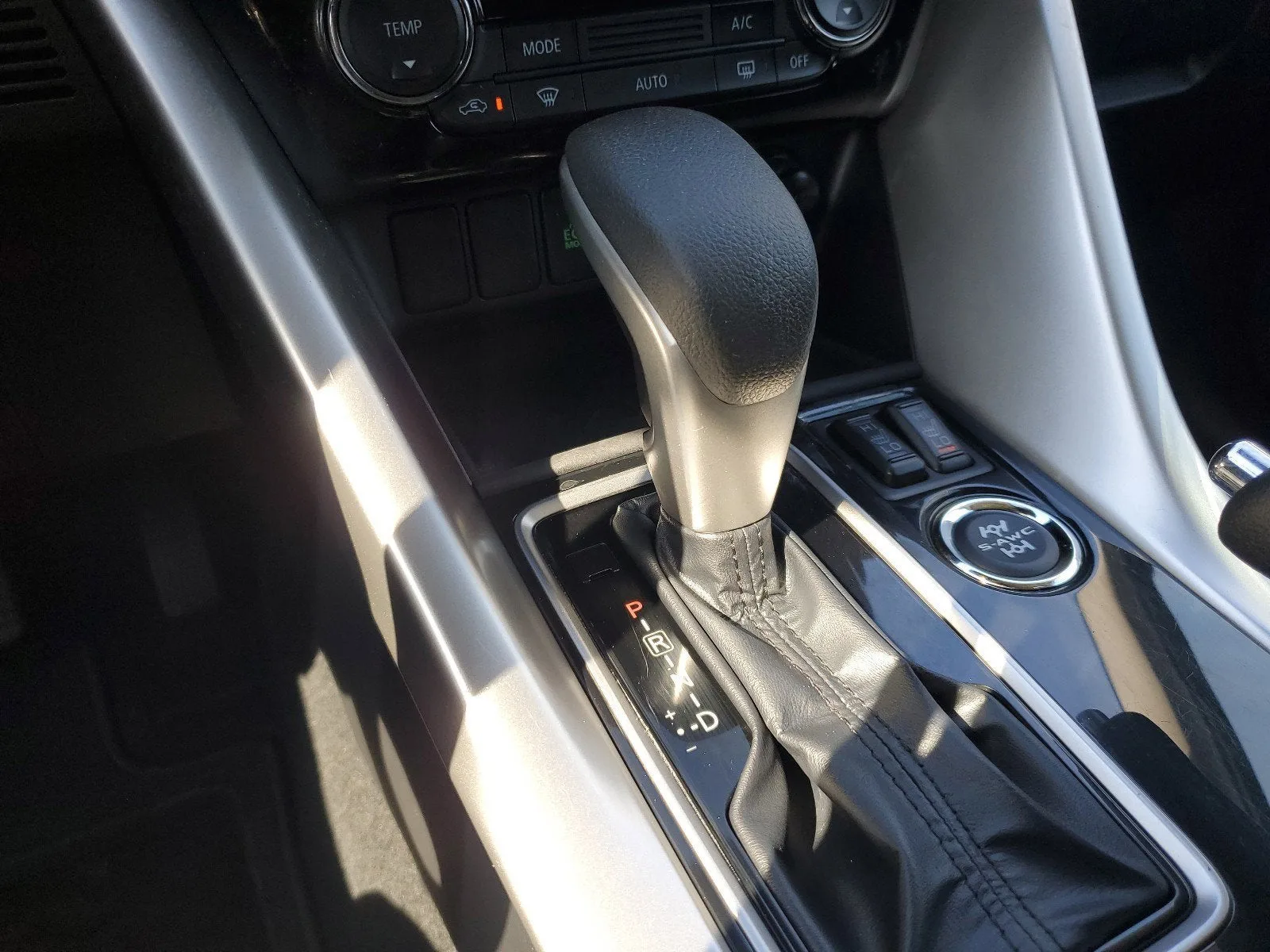 2024 Mitsubishi Eclipse Cross LE photo 24