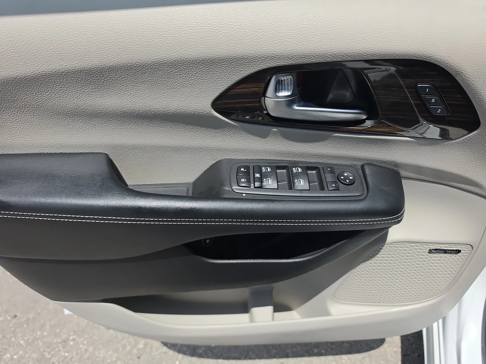 2022 Chrysler Pacifica Hybrid Limited photo 19