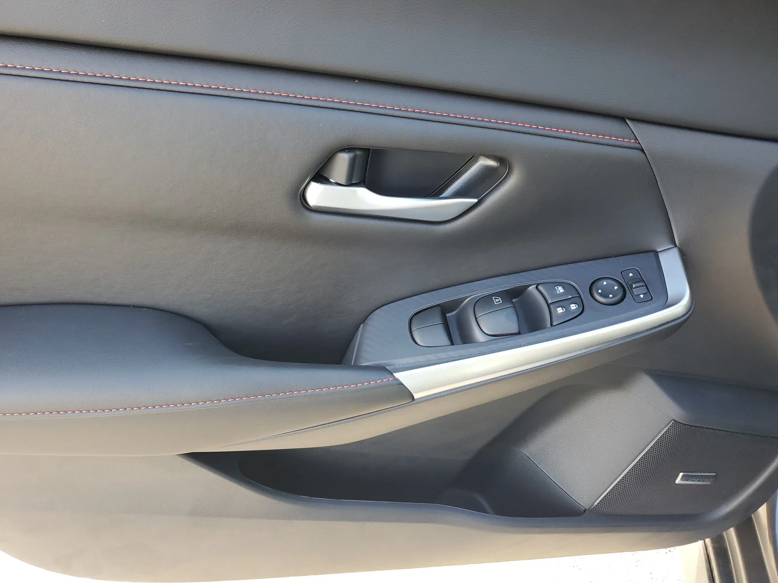 2025 Nissan Sentra SR photo 19