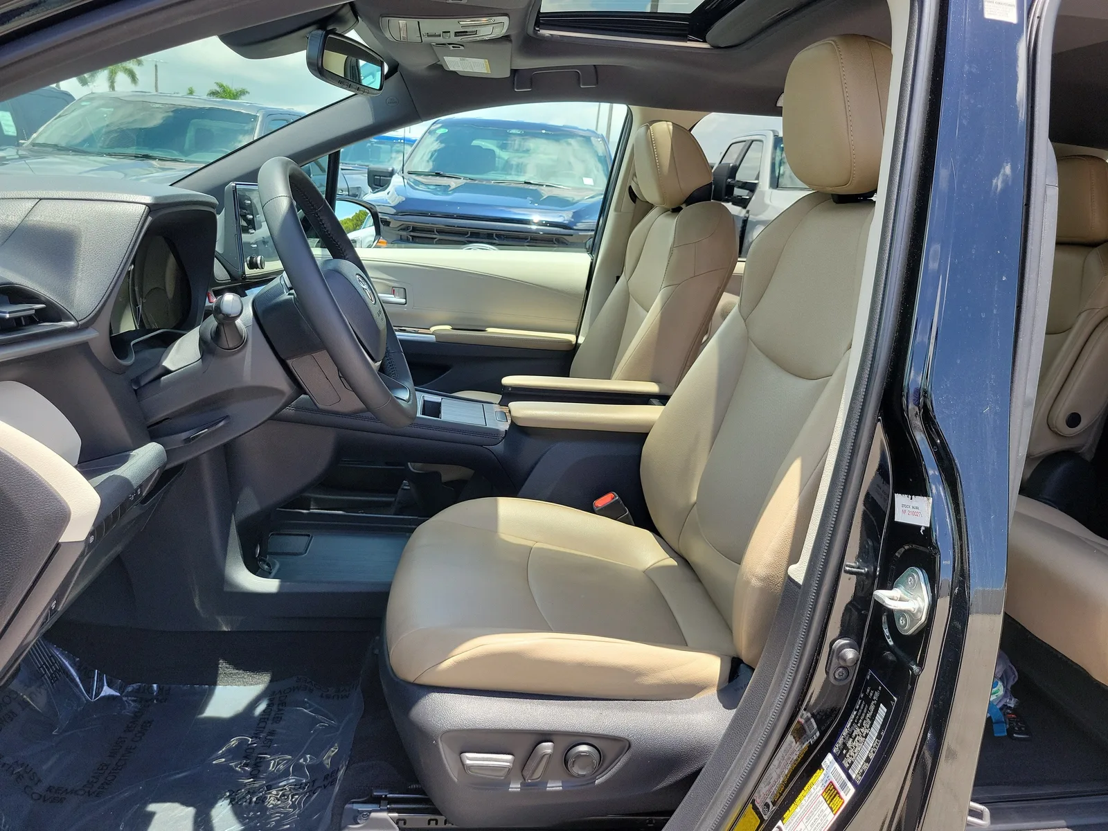 2021 Toyota Sienna XLE photo 17