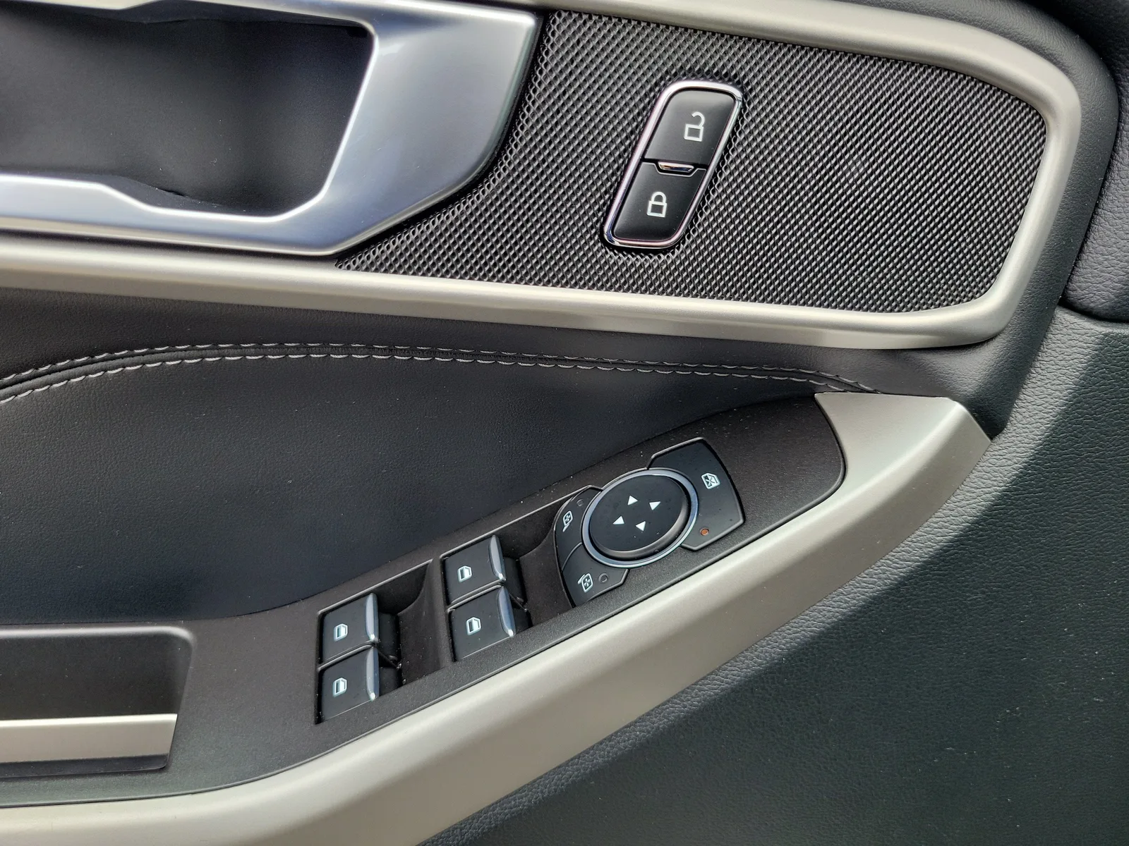 2023 Ford Explorer XLT photo 24