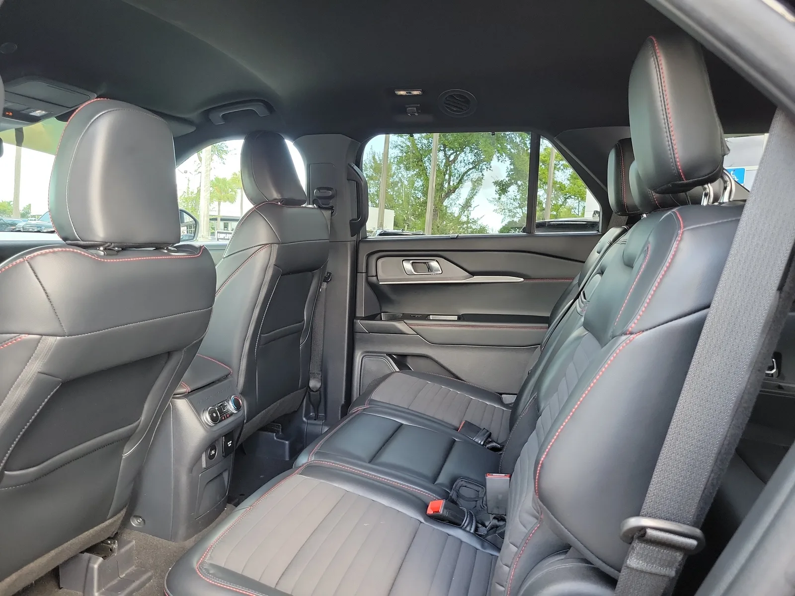 2025 Ford Explorer ST-Line photo 13