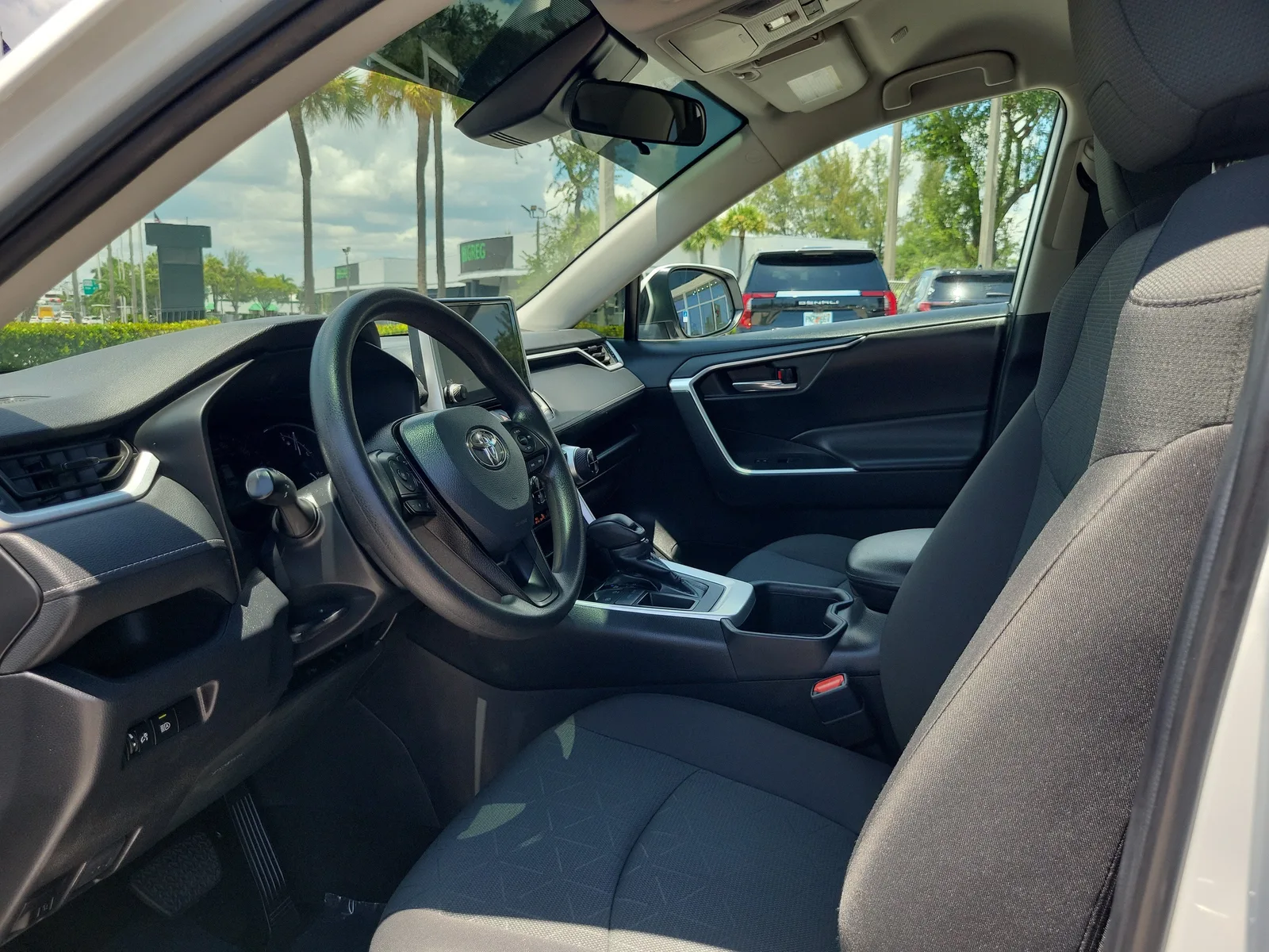 2024 Toyota RAV4 XLE photo 12