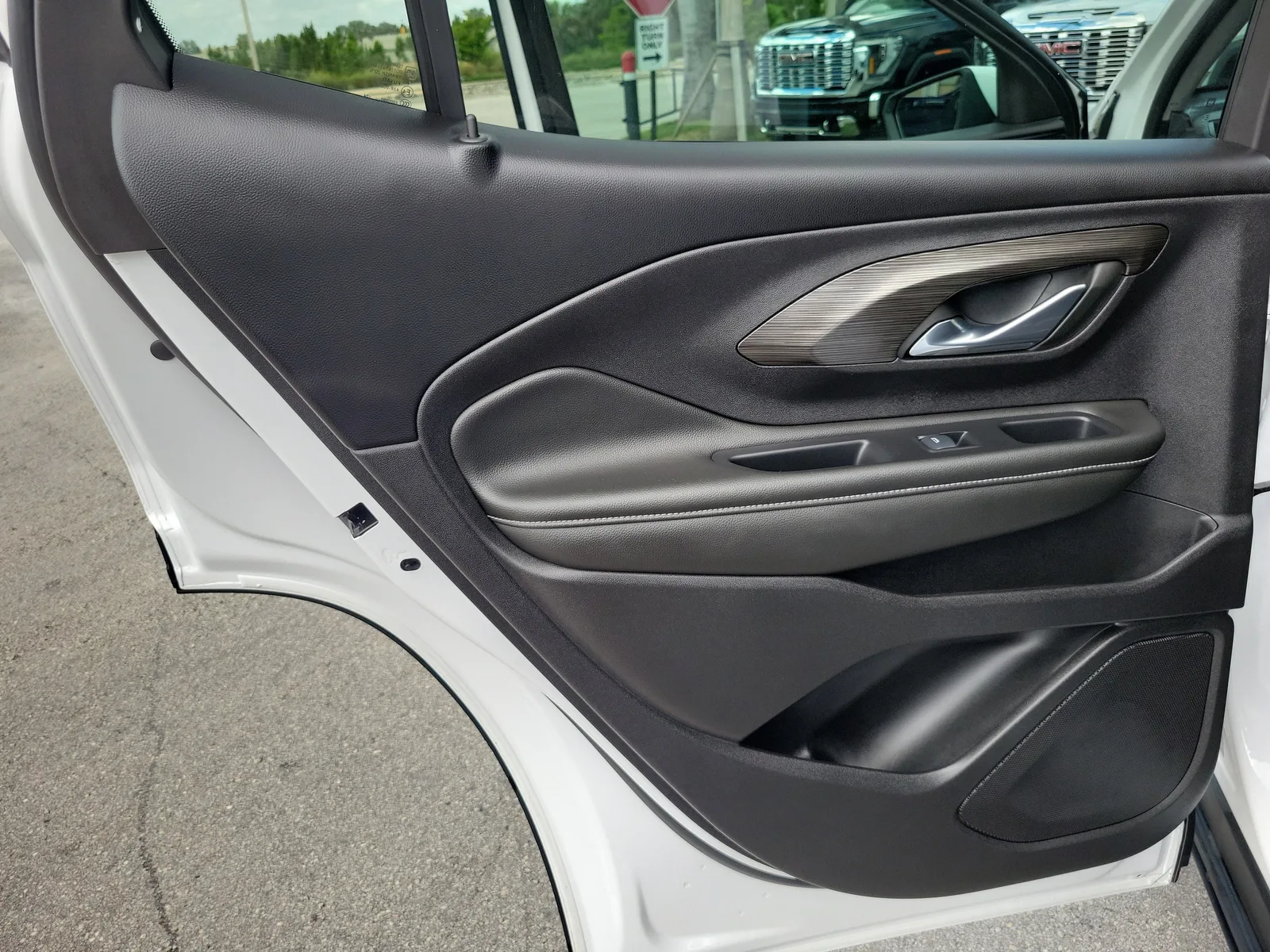 2024 GMC Terrain SLE photo 27