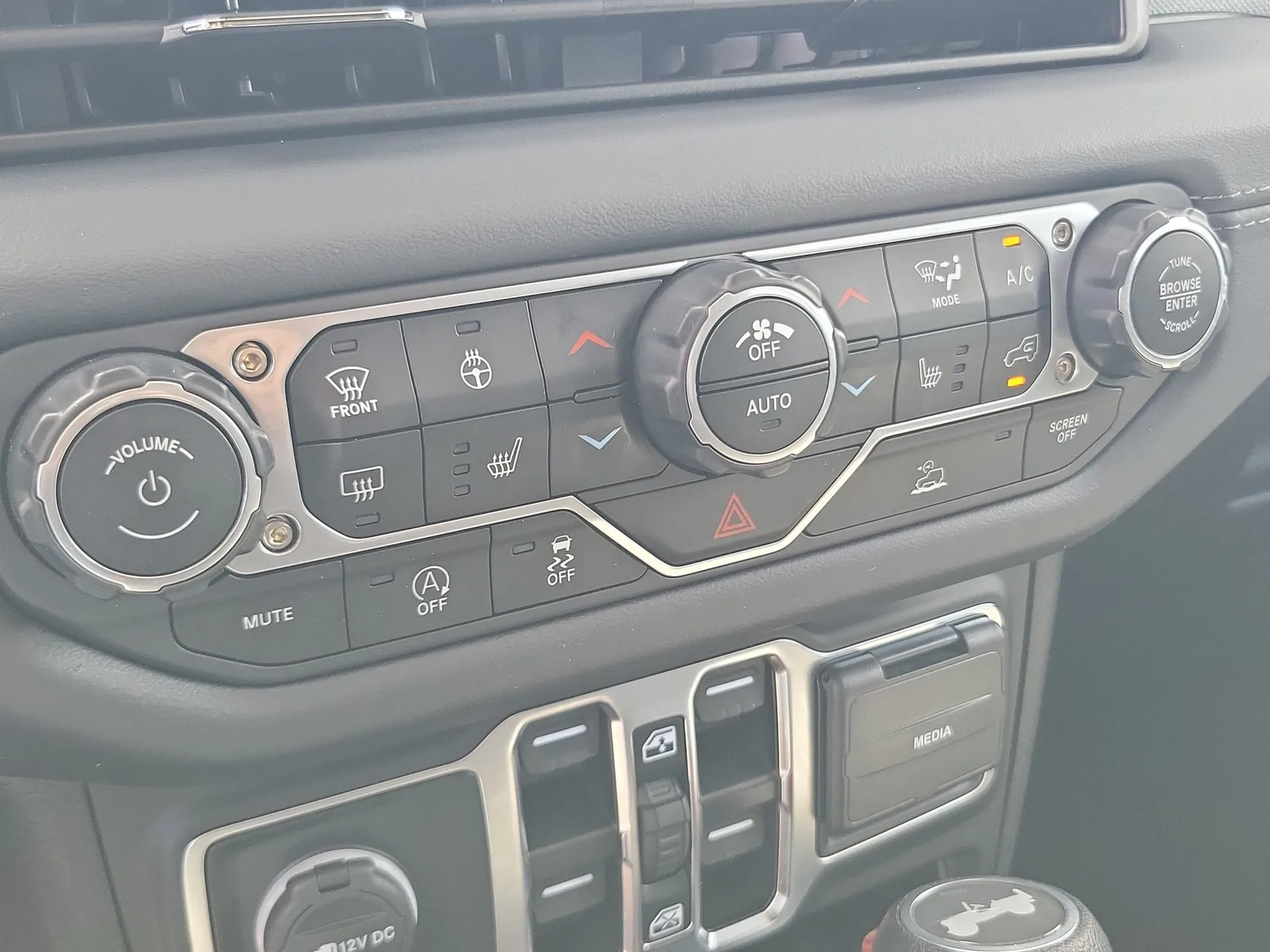 2025 Jeep Wrangler Sahara 4WD photo 24