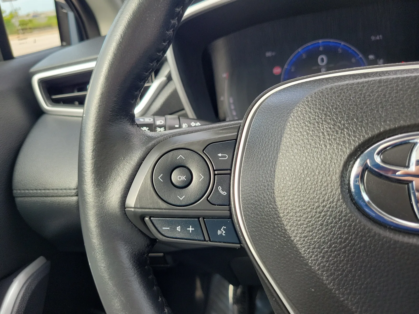 2023 Toyota Corolla Cross XLE photo 18