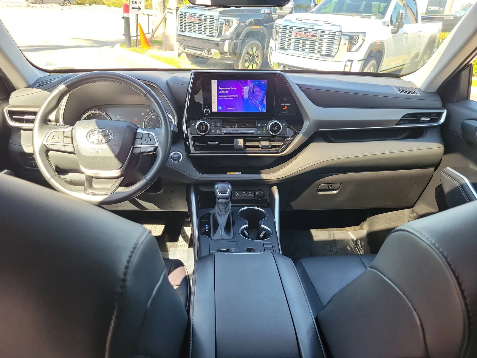 2023 Toyota Highlander L photo 19