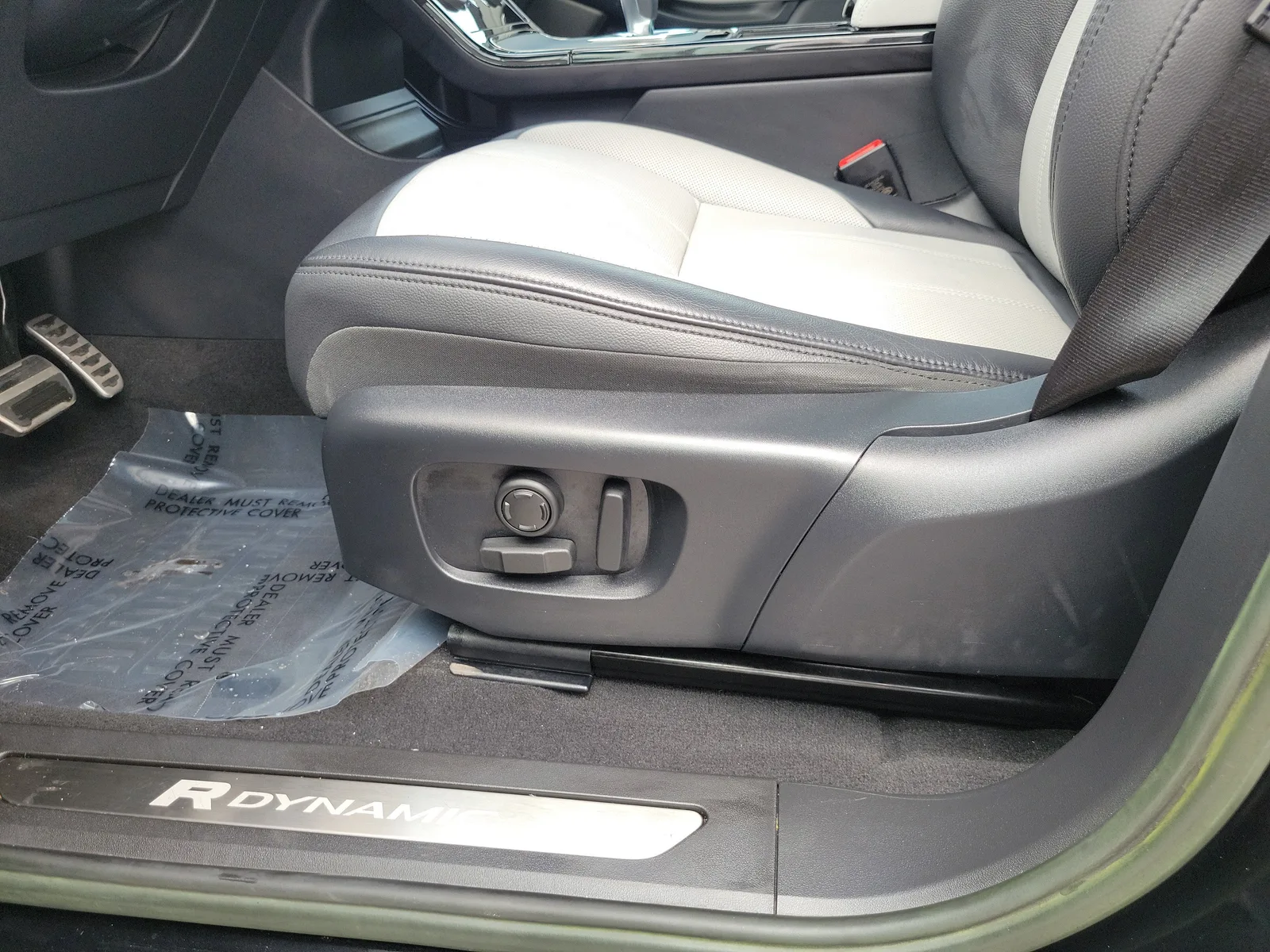 2023 Land Rover Range Rover Evoque R-Dynamic SE photo 13
