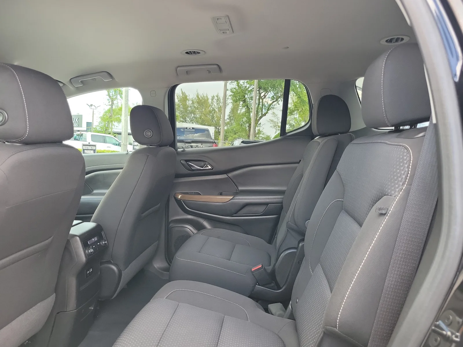 2023 GMC Acadia SLE photo 13