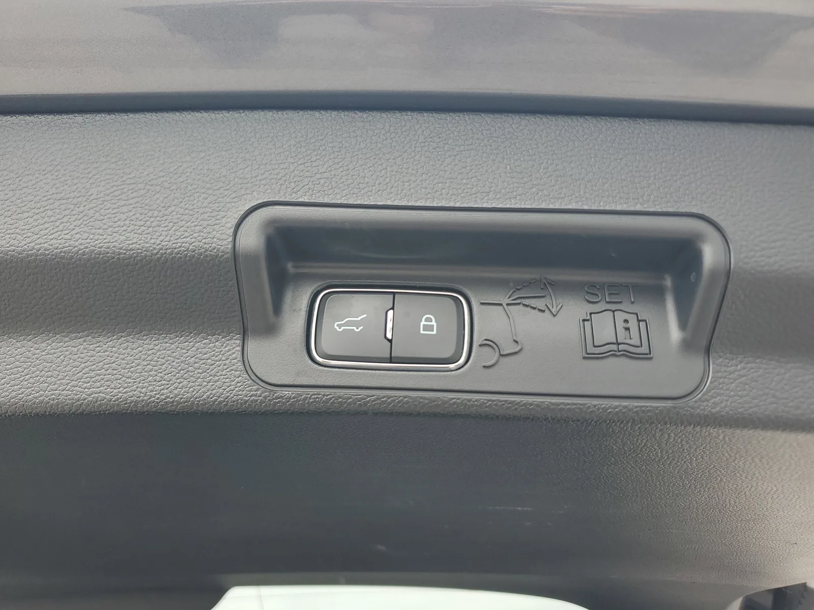 2023 Ford Explorer ST-Line photo 17