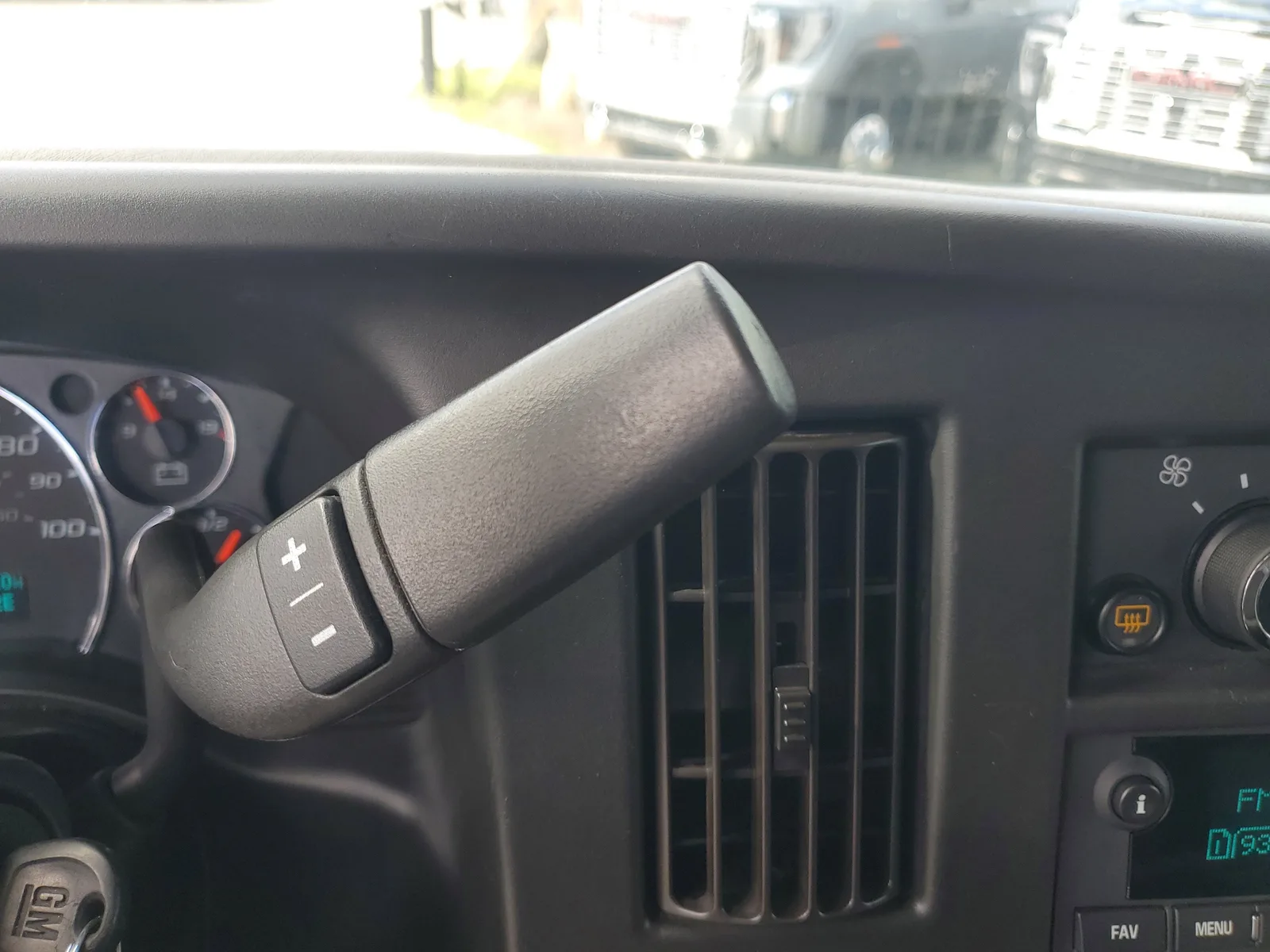 2020 Chevrolet Express Passenger 3500 1LT photo 18