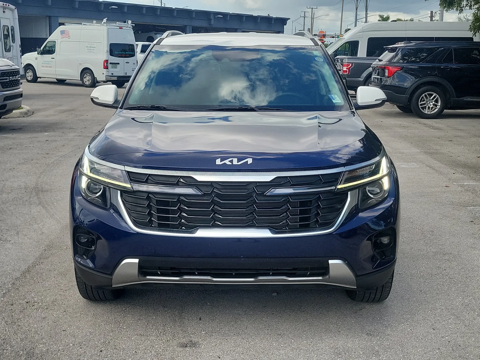 2024 Kia Seltos S photo 2