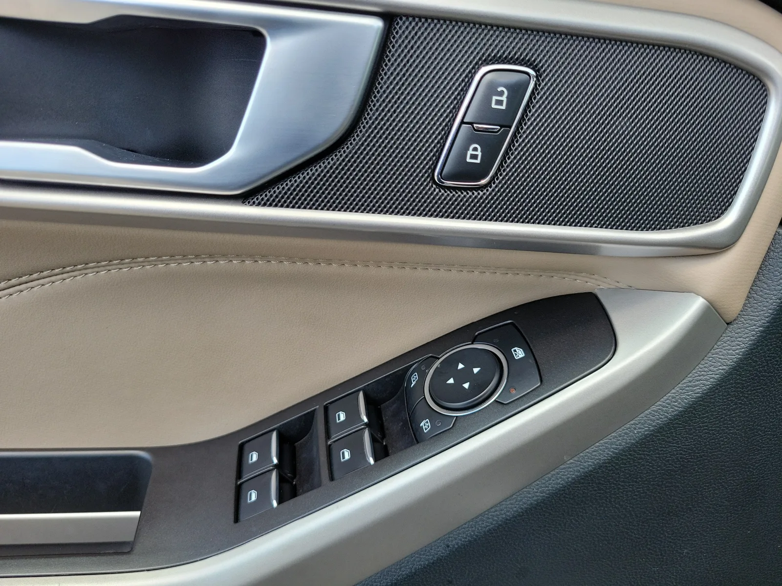 2024 Ford Explorer XLT photo 24