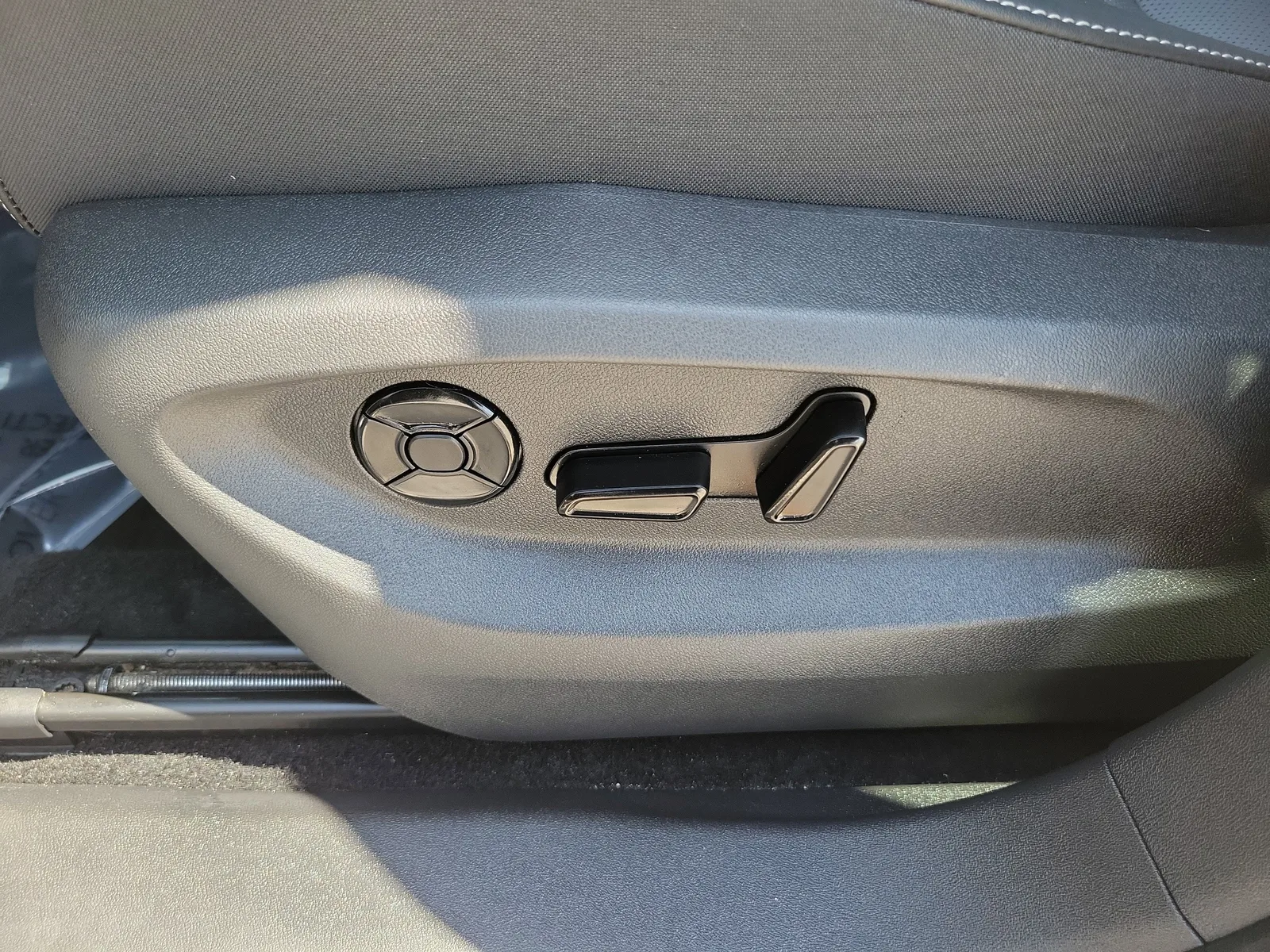 2025 Volkswagen Tiguan SE photo 12