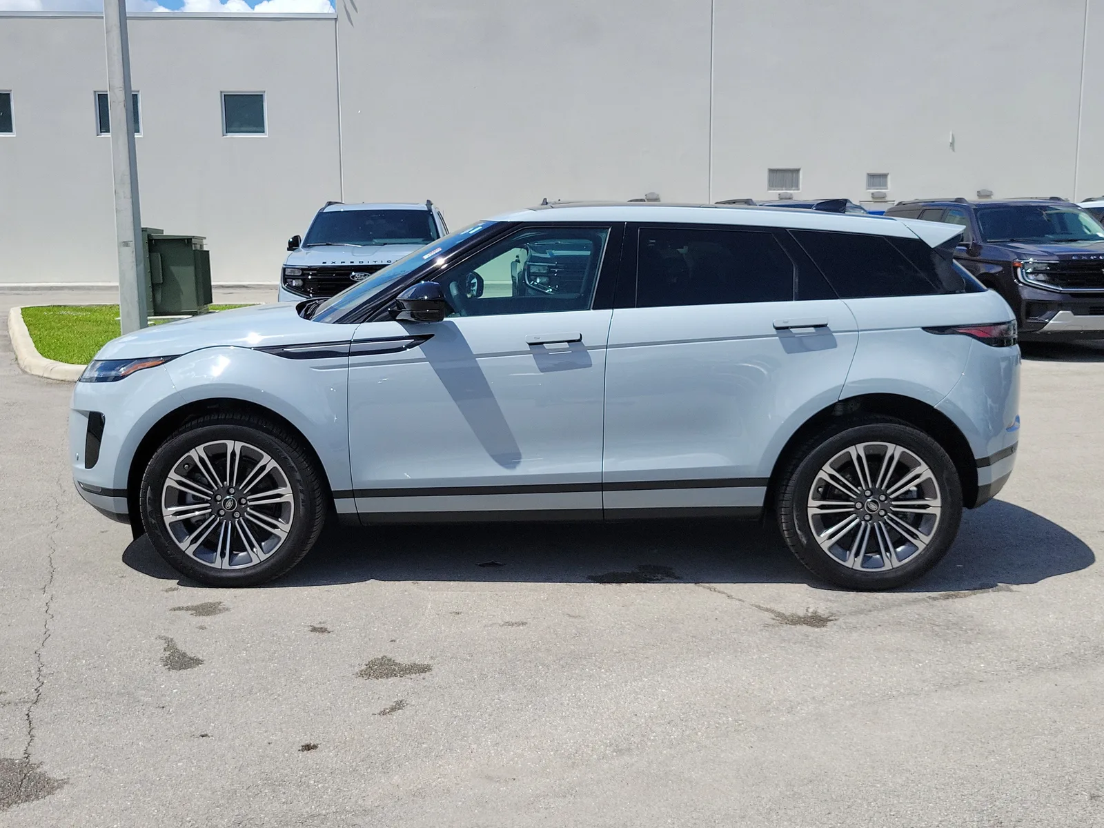 2026 Land Rover Range Rover Evoque Core S photo 8
