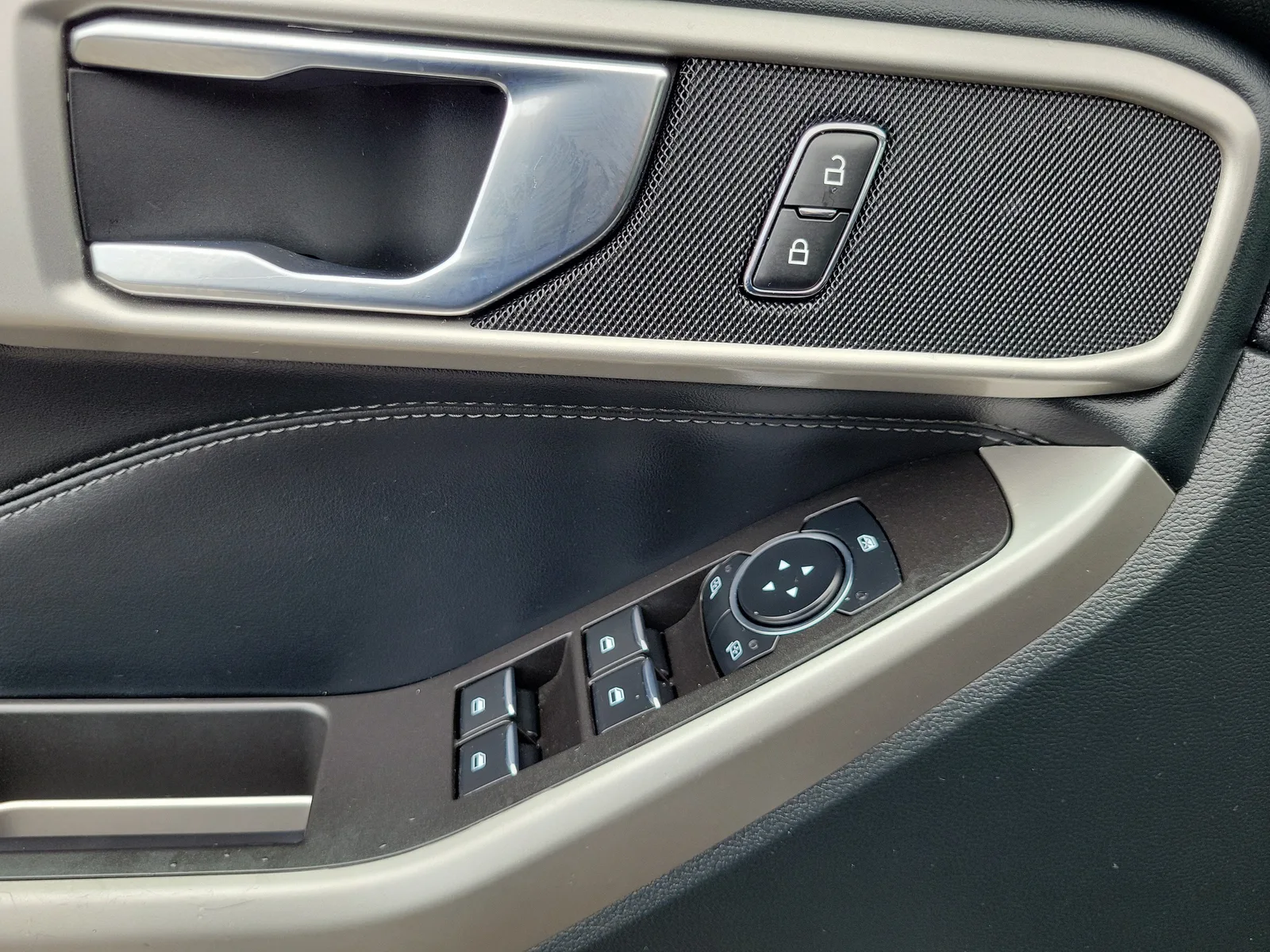 2024 Ford Explorer XLT photo 29