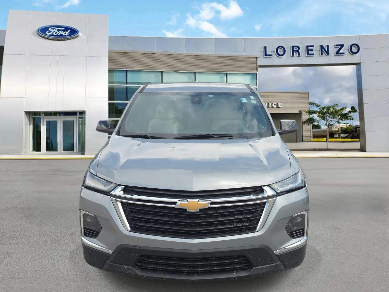 2023 Chevrolet Traverse LS photo 2