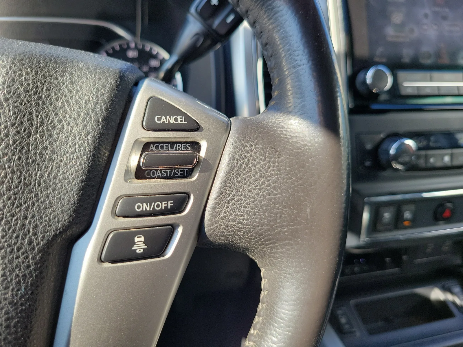 2020 Nissan Titan SL photo 21