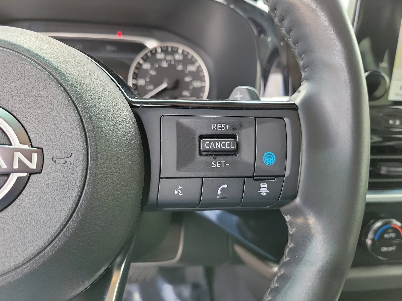 2024 Nissan Pathfinder SL photo 29