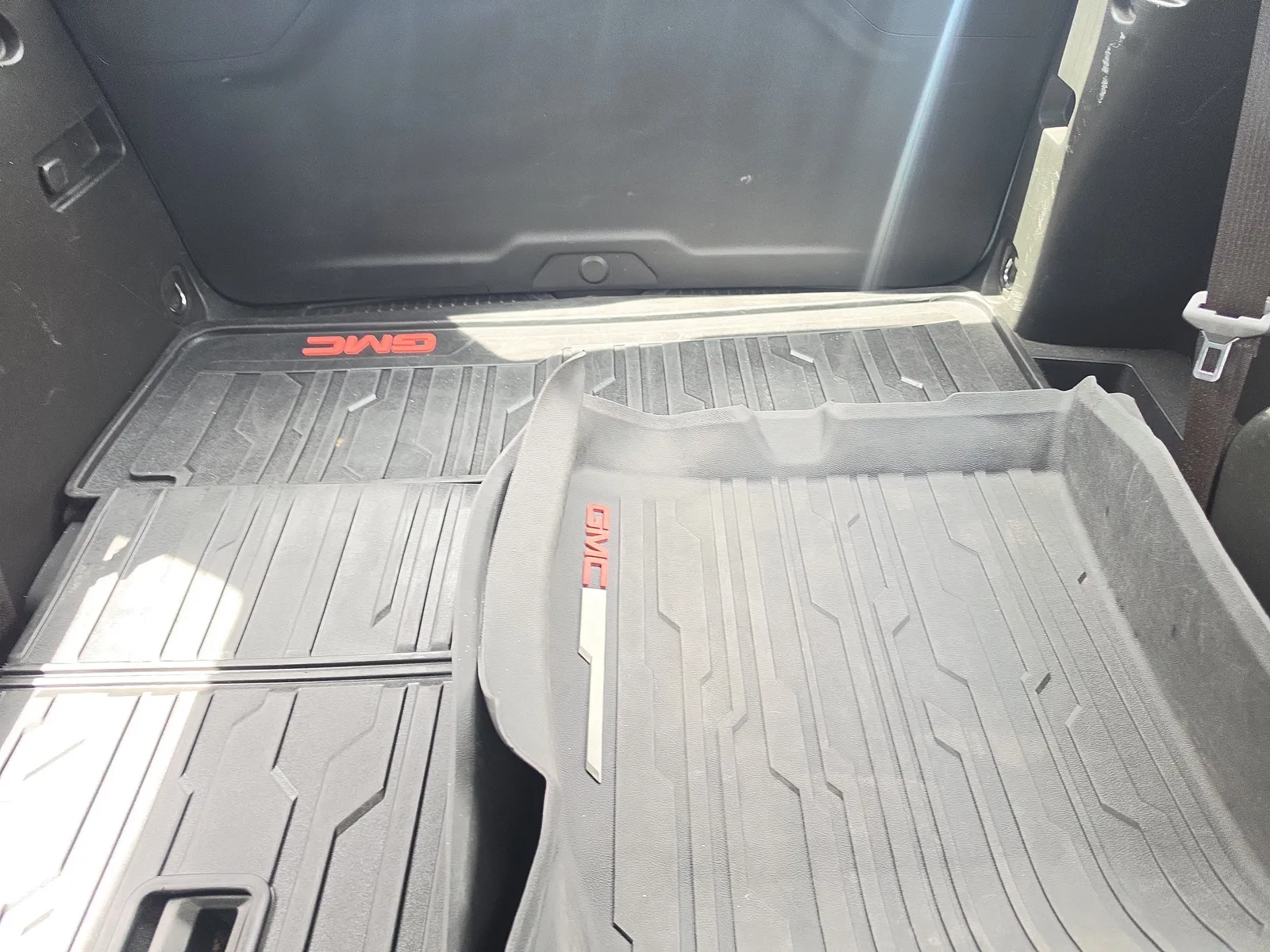 2022 GMC Acadia SLE photo 13