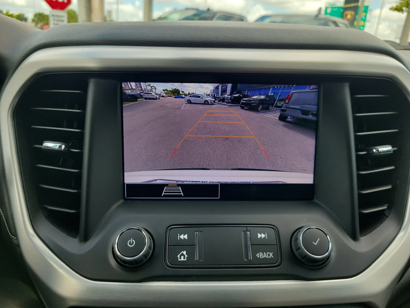 2023 GMC Acadia SLE photo 10