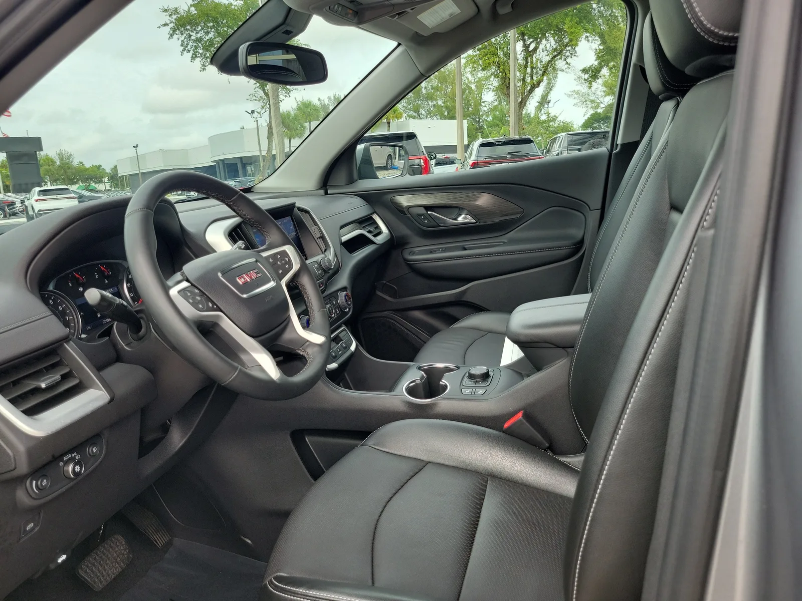 2024 GMC Terrain SLT photo 11